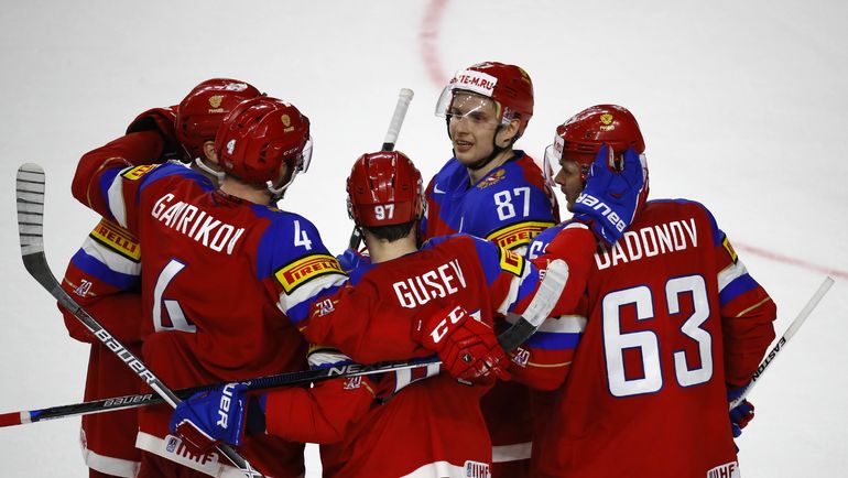 Суббота. Кельн. Россия - Словакия - 6:0. Российские хоккеисты празднуют гол. Фото REUTERS