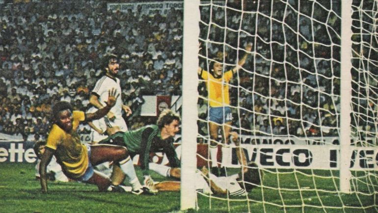 Бразильцы забивают новозеландцам на ЧМ-1982. Фото soccernostalgia.blogspot.ru
