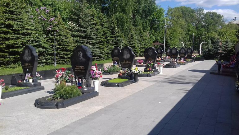 Вандалы осквернили могилы игроков "Локомотива"? Правда ли это
