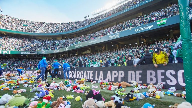 В Севилье футбольное поле забросали тысячами мягких игрушек. Все ради детей