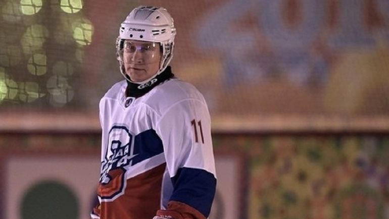 Путин сыграл в хоккей на Красной Площади. Его команда победила 14:10
