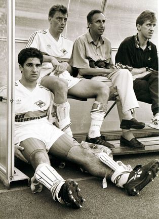 1995 год. Леонид ТРАХТЕНБЕРГ и футболисты "Спартака" - Рамиз МАМЕДОВ (слева), Валерий ШМАРОВ (второй слева) и Андрей ПЯТНИЦКИЙ.