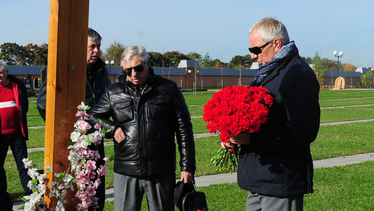 Вчера. Москва. Троекуровское кладбище. Сергей ШАВЛО (справа) и Георгий ЯРЦЕВ на могиле Федора Черенкова. Фото Федор УСПЕНСКИЙ,