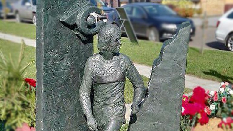 Проект памятника легендарному футболисту.