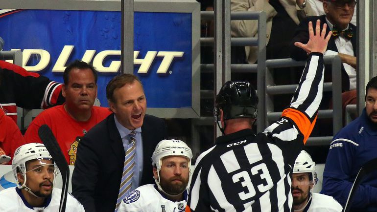 С этого сезона НХЛ главные тренеры могут оспаривать решения арбитров.