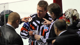 В КХЛ Юри РЁННУ (в центре) порой не удавалось избегать травм.