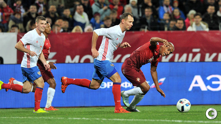 Наши - без повязок, португальцы - с повязками. 5