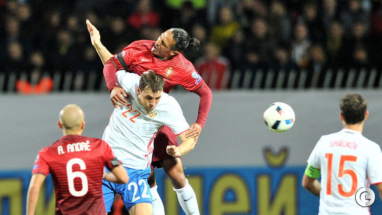 Наши - без повязок, португальцы - с повязками. 3