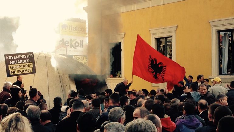 Тирана в огне.  Албания перед матчем "Локо"