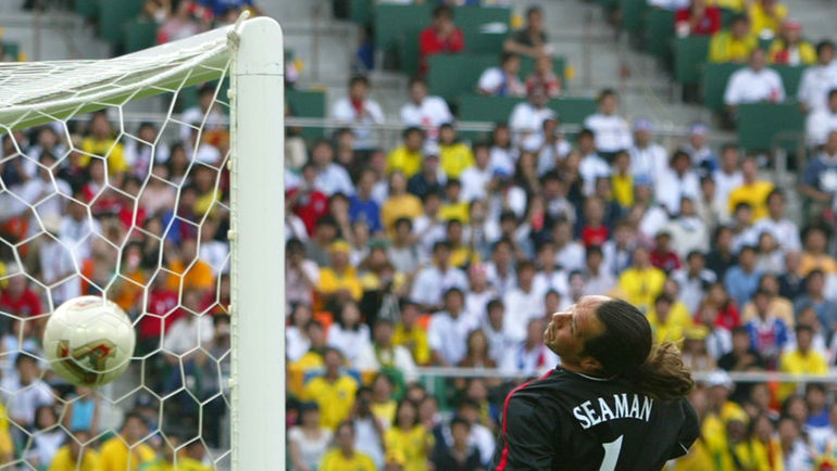 21 июня 2002 года. Сидзуока. Англия - Бразилия - 1:2. Дэвид СИМЕН пропускает один из самых обидных голов в карьере. От Роналдинью. Фото REUTERS