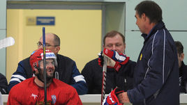 В последний раз Олег ЗНАРОК (справа) и Александр РАДУЛОВ встречались в ноябре прошлого года, когда сборная готовилась к Кубку 