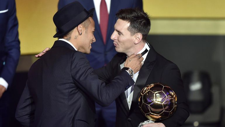 Neymar (left) congratulates partner & quot; Barcelona & quot; Lionel Messi to give a & quot; Golden Ball & quot ;. Photo AFP 