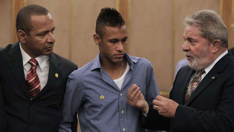 Neymar (center) and his father and agent (left), tired of endless lawsuits. Photo AFP 
