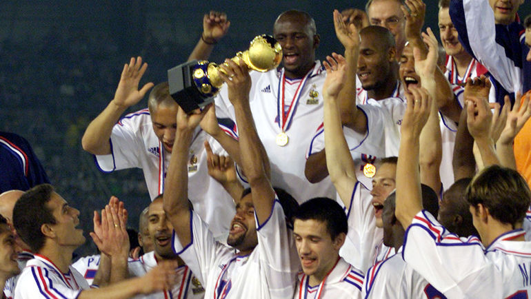 10 июня 2001 года. Йокогама. Япония – Франция – 0:1. Кристиан КАРАМБЕ с Кубком конфедераций. Фото REUTERS 10 июня 2001 года. Йокогама. Япония – Франция – 0:1. Кристиан КАРАМБЕ с Кубком конфедераций. Фото REUTERS