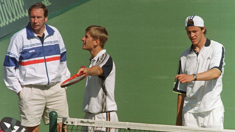 1998 год. Кубок Дэвиса. США - Россия. Шамиль ТАРПИЩЕВ, Евгений КАФЕЛЬНИКОВ и Марат САФИН. Фото REUTERS 1998 год. Кубок Дэвиса. США - Россия. Шамиль ТАРПИЩЕВ, Евгений КАФЕЛЬНИКОВ и Марат САФИН. Фото REUTERS