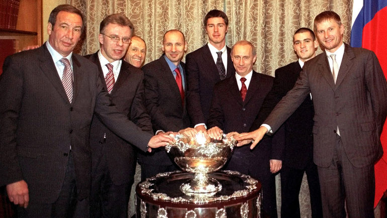 6 декабря 2002 года. Москва. Сборная России с чашей завоеванного Кубка Дэвиса - в гостях у президента России Владимира ПУТИНА. Фото REUTERS 6 декабря 2002 года. Москва. Сборная России с чашей завоеванного Кубка Дэвиса - в гостях у президента России Владимира ПУТИНА. Фото REUTERS