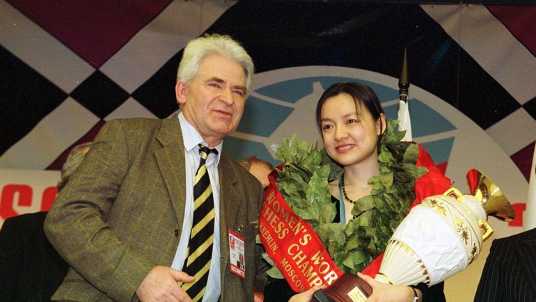 2001 год. Москва. Государственный кремлевский дворец. Награждение на чемпионате мира по шахматам. Борис СПАССКИЙ и ЧЖУ ЧЭНЬ. Фото Александр ФЕДОРОВ,
