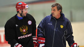 Нападающий СКА Илья КОВАЛЬЧУК и главный тренер сборной России Олег ЗНАРОК.