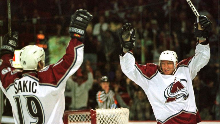 Декабрь 1997 года. Центрфорвард "Колорадо" Яри КУРРИ (справа) празднует свою 600-ю шайбу в НХЛ  вместе с другим звездным нападающим "Эвеланш" Джо САКИКОМ. Фото REUTERS