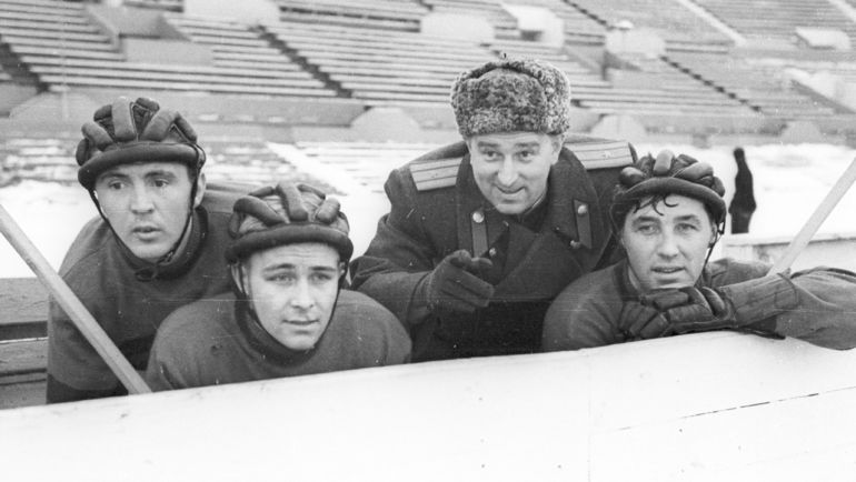 1955 год. Анатолий ТАРАСОВ и его подшефные. Фото Олег НЕЕЛОВ