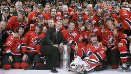 14 сентября 2004 года. Сборная Канады во главе с генеральным менеджером Уэйном ГРЕТЦКИ (слева четвертый) и капитаном Марио ЛЕМЬЕ (пятый слева) - обладатель последнего Кубка мира.
