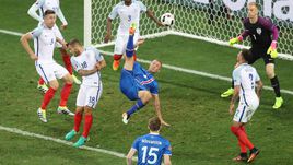 Вчера. Ницца. Англия - Исландия - 1:2. Рагнар СИГУРДССОН атакует ворота Джо ХАРТА.