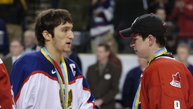 Александр ОВЕЧКИН и Сидни КРОСБИ после финального матча молодежного чемпионата мира в 2005 году. Фото REUTERS