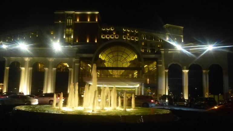 Скромный фасад отеля Ritz-Carlton, где будет жить "Спартак". Фото "СЭ"
