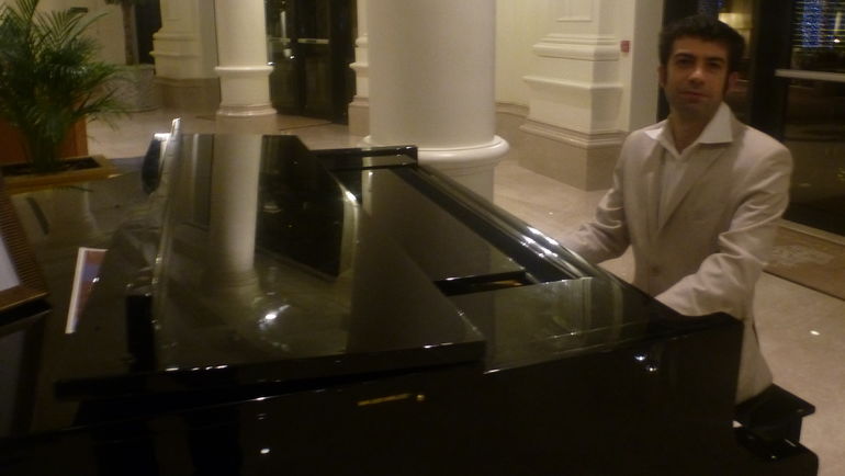 Павел ПОГОРЕЛЬСКИЙ, пианист из Нижнего Новгорода, работающий в Ritz-Carlton. Фото "СЭ"