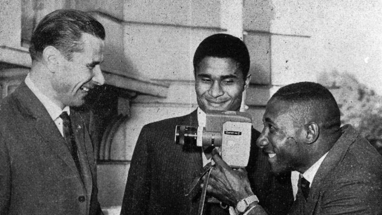 Лев ЯШИН, ЭЙСЕБИО и НИЛТОН САНТОС (слева направо) в 1966 году. Фото Федор АЛЕКСЕЕВ Лев ЯШИН, ЭЙСЕБИО и НИЛТОН САНТОС (слева направо) в 1966 году. Фото Федор АЛЕКСЕЕВ