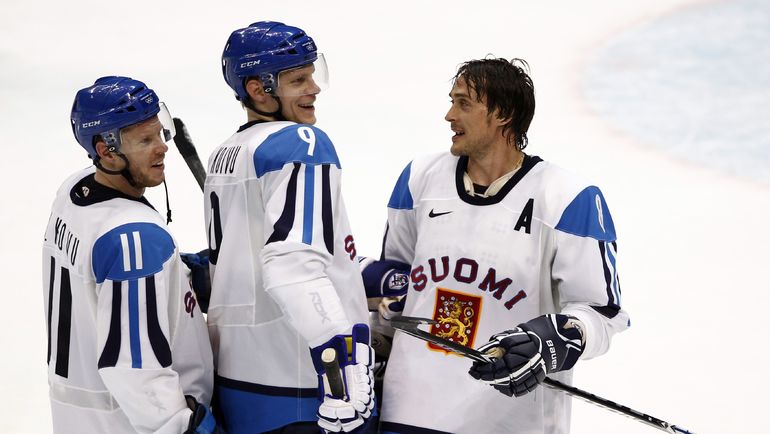 2010 год. Микко (слева) и Саку КОЙВУ и Теему СЕЛЯННЕ (справа) на Олимпиаде в Ванкувере. Фото REUTERS
