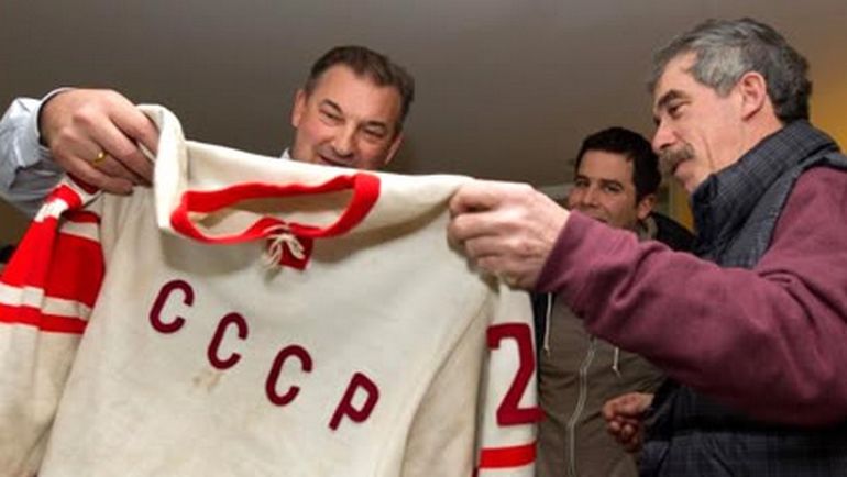 Владиславу ТРЕТЬЯКУ дарят его свитер с серии 1972 года. Фото montrealgazette.com