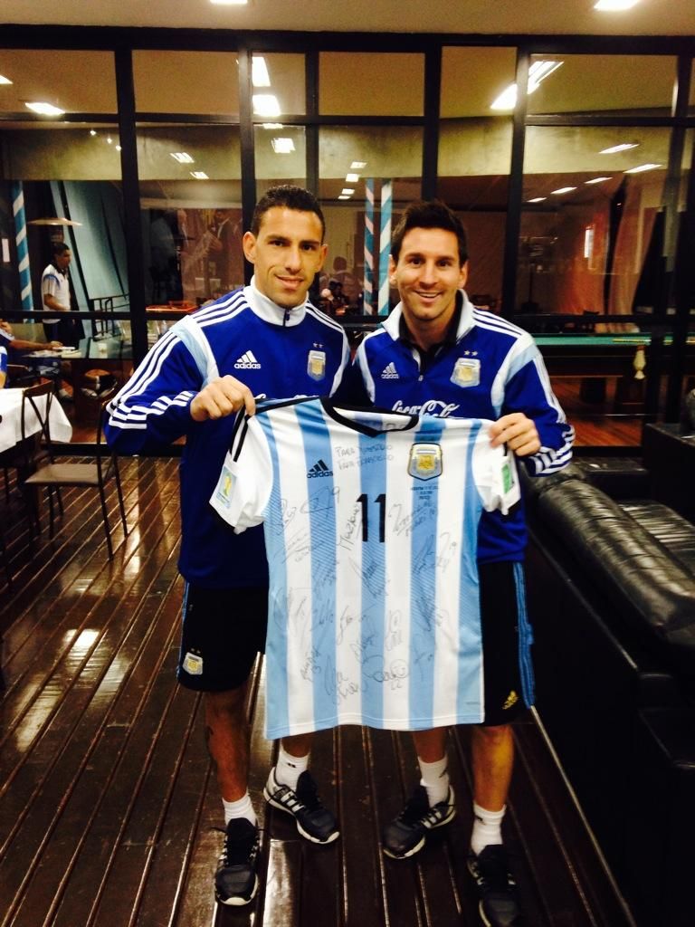 Игроки сборной Аргентины передали Папе Римскому подарок (Фото) - изображение 1