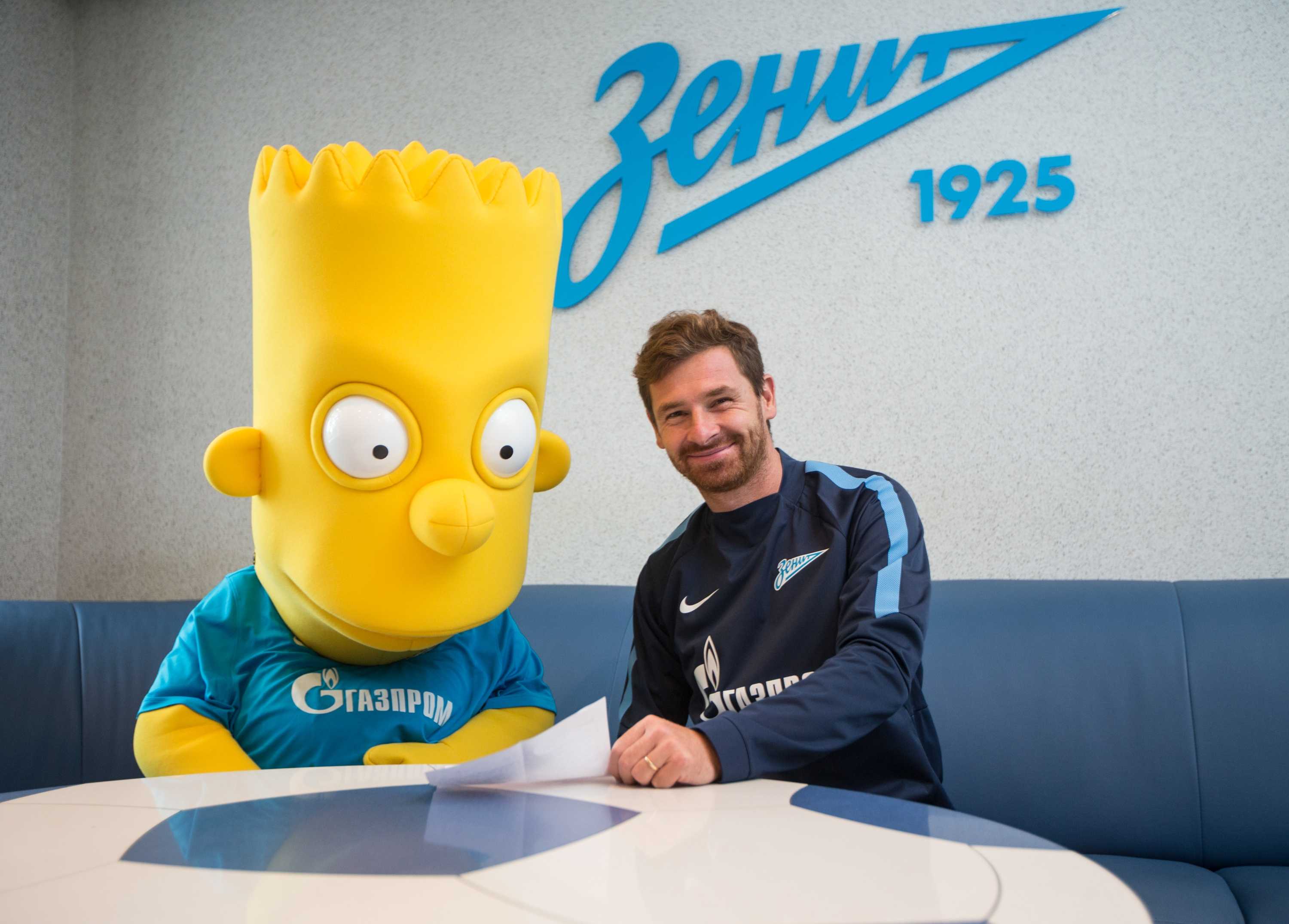 Главный тренер Зенит Андре Виллаш-Боаш и талисман Барталамью симпсон