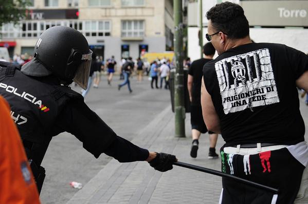 Полиция Мадрида использовала дубинки в отношении фанатов Ювентуса - изображение 1
