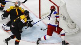 Сегодня. Кельн. Германия – Россия – 3:6. Никита КУЧЕРОВ (86) отправляет шайбу в ворота Томаса ГРАЙССА.