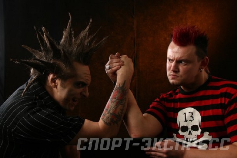 popastaya-s-tremya-ebaryami-v-chistom-pole-popku-krasotku-porno