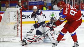 Сегодня. Кельн. Россия – США – 3:5. Евгений КУЗНЕЦОВ атакует ворота Джимми ХОВАРДА.