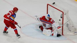 Сегодня. Париж. Россия - Чехия - 3:0. Артемий ПАНАРИН отправляет третью шайбу в ворота чехов.