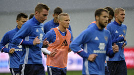 Игорь СМОЛЬНИКОВ (в центре).