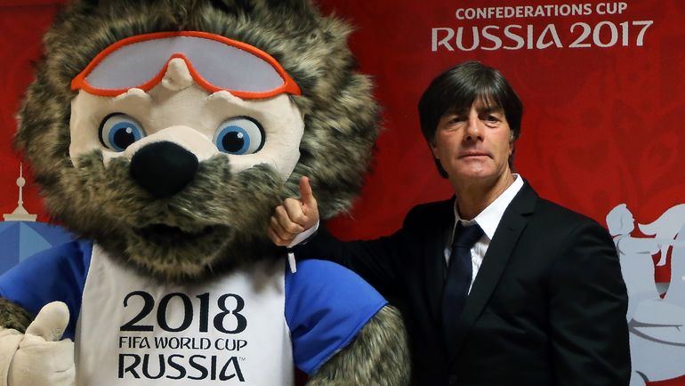 Главный тренер чемпиона мира-2014, сборной Германии, Йоахим ЛЕВ и талисман ЧМ-2018 и Кубка конфедераций волк Забивака. Фото AFP Главный тренер чемпиона мира-2014, сборной Германии, Йоахим ЛЕВ и талисман ЧМ-2018 и Кубка конфедераций волк Забивака. Фото AFP