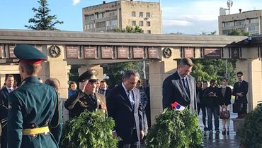 Мутко, Минниханов и Гриндель возложили цветы к Вечному огню в Казани