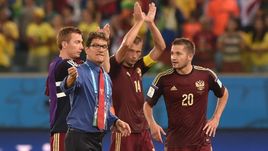 18 июня 2014 года. Куяба. Россия - Корея - 1:1. Главный тренер сборной России Фабио КАПЕЛЛО с игроками Андреем СЕМЕНОВЫМ, Василием БЕРЕЗУЦКИМ и Виктором ФАЙЗУЛИНЫМ (слева направо).