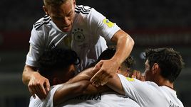 Сегодня. Сочи. Германия - Мексика - 4:1. Партнеры поздравляют Леона ГОРЕЦКУ с забитым мячом.