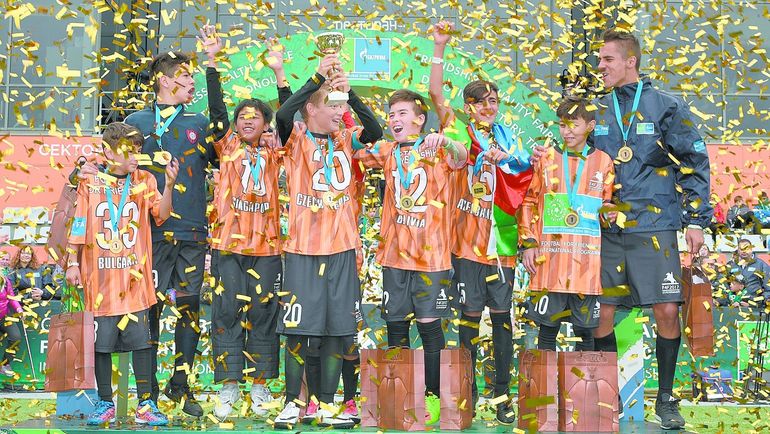 Победители первого чемпионата по футболу для дружбы – команда оранжевых. Фото media.footballforfriendship.com Победители первого чемпионата по футболу для дружбы – команда оранжевых. Фото media.footballforfriendship.com