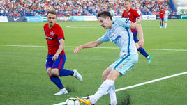 16 июля. Хабаровск. "СКА-Хабаровск" - "Зенит" - 0:2. Далер КУЗЯЕВ (справа) забил первый гол в карьере на профессиональном уровне.