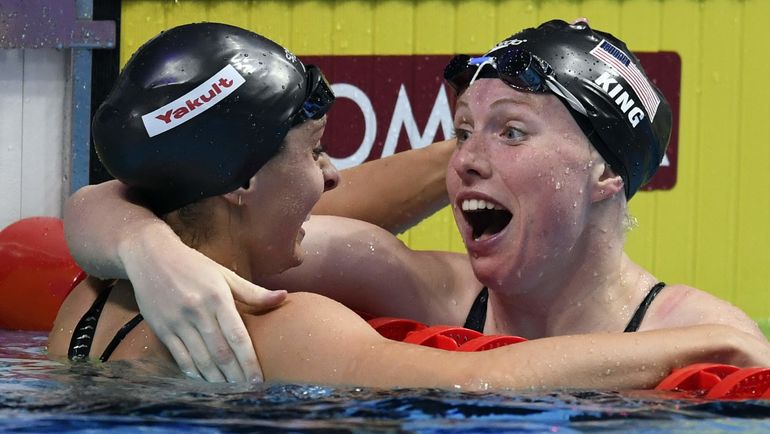 Лилли КИНГ (справа) и Кэти МЕЙЛИ после финиша. Фото AFP Лилли КИНГ (справа) и Кэти МЕЙЛИ после финиша. Фото AFP