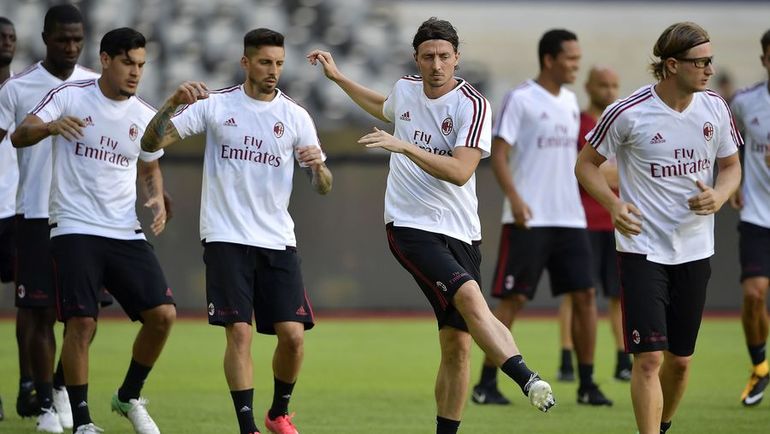 Пока не все новички могут играть за преображенный "Милан". Фото AFP