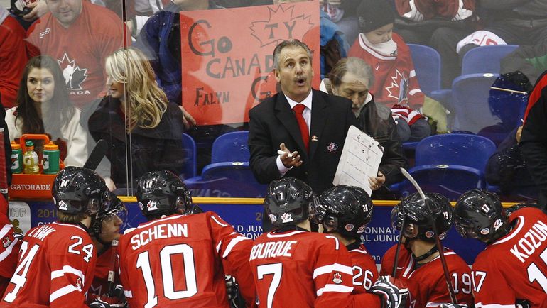 Уилли ДЕЖАРДЕН - главный тренер молодежной сборной Канада на ЧМ-2010. Фото REUTERS
