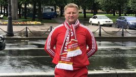 Александр ПАНОВ со спартаковской атрибутикой перед матчем с "Зенитом".